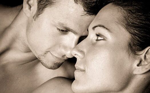 Mujer y hombre aumentaron la potencia con vitaminas.