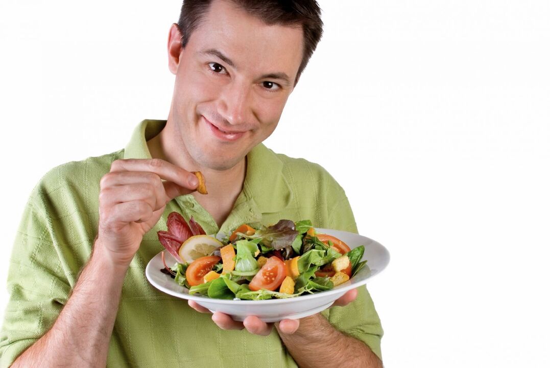 un hombre come alimentos para aumentar la potencia